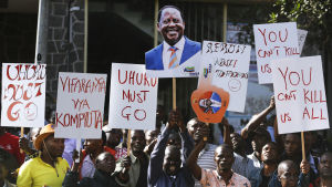 Oppositionsledaren Raila Odinga hotar att bojkotta valet om valkommissionens medlemmar inte byts ut Oppositionsledaren Raila Odingas anhängare har protesterat mot valresultatet i flera veckor