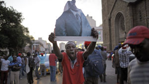 Zimbabwier firar efter att Mugabe meddelat att han avgår. Zimbabwier firar efter beskedet från Mugabe att han avgår.
