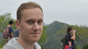 Klaus Björkgren anser att Hongkong är ett öppet och mångsidigt samhälle, även om konkurrensen är hård. Klaus Björkgren som bor och jobbar i Hongkong