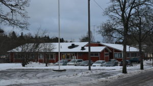 Kila daghem i Karis, där ska de barn gå i förskola som väljer Kiilan koulu. En röd byggnad i Karis som är Kila daghem.