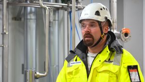 Processkötare Ronnie Gustafsson säger att man får gå hem med hälsan i behåll från fabrikerna. Processkötare Ronnie Gustafsson inne på fyrans fabrik på Fermions fabriksområde i Hangö.