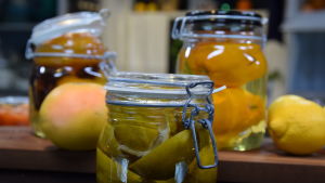 Frukterna håller flera månader på burk. Glasburk med citrusfrukter i sockerlag.