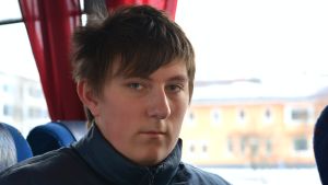 Andreas Djupsjö tar bussen hem från skolan. Närbild på Andreas Djupsjö på buss från Ekenäs.