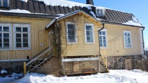 Det gamla herrgårdshuset har varit konstgalleri sedan maj 2017. Framsidan av Näse gård i solsken med skylten Galleria-Galleri-Gallery.