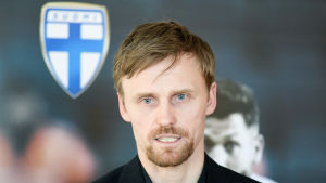 Hannu Tihinen vill se bättre resultat. Hannu Tihinen är en före detta fotbollsspelare.