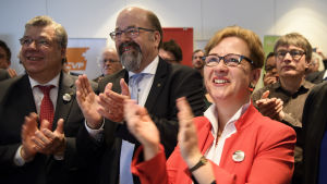 Schweiziska regeringen hurrade då resultaten från vallokalsmätningarna blev offentliga. Regeringen har stött det nuvarande systemet med licensavgifter som garanterar utbud på landets fyra officiella språk. Motståndare till initiativet om slopade licensavgifter hurrar då vallokalsmätningarna offentliggjordes.