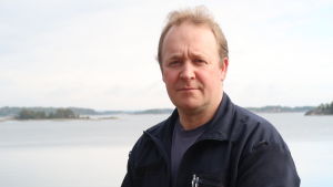 Kårchef Peter Fihlman är nöjd över att ha en aktiv frivillig brandkår på Hitis Peter Fihlman i mörk fleece, havet i bakgrunden