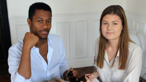 Harold James och Emelie Eriksson kommer bra överens - något som är viktigt när man jobbar tätt ihop. En man och en kvinna sitter vid ett bord. De tittar in i kameran. I händerna håller de löshår. De är make up-artister och hårstylister.