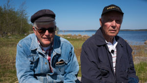 Stefan Sjöberg (tv.) och Lasse Heinonen vill bevara landskapet, men vill också att ortsborna ska få påverka besluten. två män vid strand