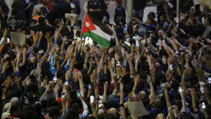 Protesterna i Jordanien är ovanligt stora och arga, men de har riktats mot regeringen och inte kung Abdullah som alltid har sista ordet i politiken Protesterna i Jordanien är ovanligt stora och arga, men de har riktats mot regeringen och inte kung Abdullah som alltid har sista ordet i politiken
