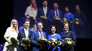 Aura Salla (tv.), anses ha chanser i följande Europaparlamentsval. Aura Salla, Antti Häkkänen, Petteri Orpo, Sanni Grahn-Laasonen och Mari-Leena Talvitie står med blommor på scen på Samlingspartiets partikongress.