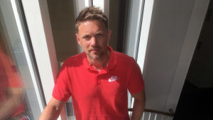 Robert Nilsson på Krisjouren för unga säger att pressen här högre än någonsin. Robert Nilsson står i en spiraltrappa.