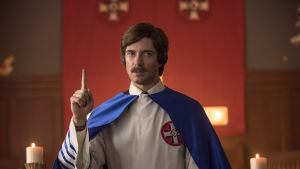 David Duke (Topher Grace) har ett viktigt budskap - "America first". David Duke (Topher Grace) i festskrud inför ett Ku Klux Klan-möte.