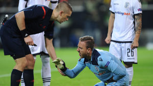 Mattias Gestranius dömde Europa League-gruppspelsmatchen mellan PAOK och Borussia Dortmund i december 2015. Mattias Gestranius talar med skadad spelare.