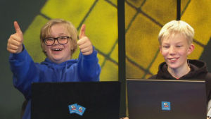 Lagkaptenerna i lag Syd, Linus och Ola, ser fram emot finalen. glada spelare ger tummen upp
