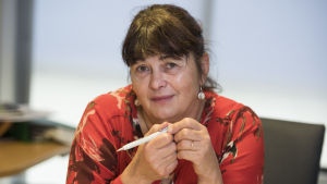 Ledarskribent Viveca Dahl på Vasabladet försökte också debattera med personer som varit anonyma. kvinna med penna i handen