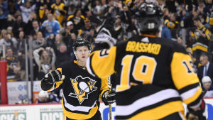 Olli Määttä gjorde säsongens första mål. Olli Määttä spelar ishockey för Pittsburgh.