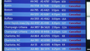 Flyginformationen på flygplatsen O'Hare International i Chicago visar inställda flyg. Flyginformationen på flygplatsen O'Hare International i Chicago visar inställda flyg.