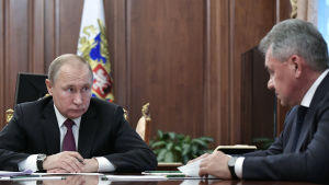 Rysslands president Vladimir Putin och försvarsminister Sergej Shoigu vill utveckla nya missiler när INF-avtalet upphör att gälla om ett halvår Rysslands president Vladimir Putin och försvarsminister Sergej Shoigu vill utveckla nya missiler när INF-avtalet upphör att gälla om ett halvår
