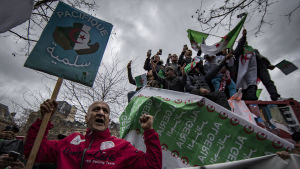 Algeriska demonstrationer ordnades till och med i Paris.
