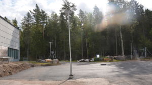 Här på gården ska den nya baracken stå, två klassrum på 56 kvadratmeter vardera kommer byggnaden att inhysa. Lärarna i Sundom hoppas att den är på plats senast till årsskiftet. En solig men tom skolgård, som nyligen fått ny asfalt.