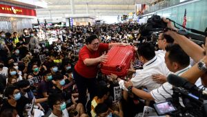 Proteströrelsen skapade kaos på flygfältet då de hindrade resenärer från att ta sig fram. Kaos på hongkongs flygfält.