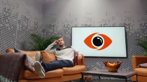 Buster CJ Berg är en av dem som klipper årets Big Brother. Han gillar själv reality-tv, men skulle aldrig kunna tänka sig att delta själv. Buster Cj Berg sitter i Big Brother-studion med fötterna raklånga uppe på soffan och huvudet lutar mot vänstra handen. Han tittar upp mot taket. Bredvid honom syns den stora Big Brother-loggan på en tv-skärm.