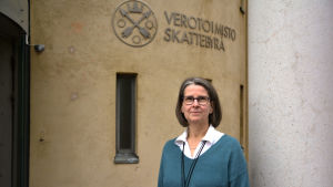 Annette Nyberg tipsar att du ska kolla inkomsterna några gånger om året. Annette Nyberg poserar framför skatteförvaltningens logotyp.