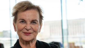 Enligt Hannele Pokka, kanslichef på miljöministeriet, kan förbud mot att provborra på naturskyddsområden diskuteras när naturskyddslagen reformeras. Hannele Pokka kanslichef på miljöministeriet
