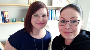 Ilana Aalto ja Maria Jyrkäs kirjahyllyn edustalla.