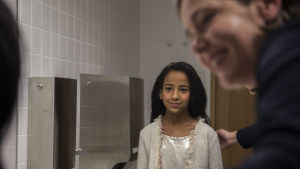 En sista blick i spegeln före festen. Noha berättar att hon är jättenervös och Mia gissar att Noha har små fjärilar i magen. Noha Albu-Mohammed med Mia Heijnsbroek-Wirén