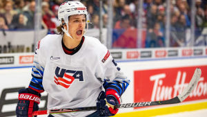Trevor Zegras toppar JVM:s poängliga i stor stil. Trevor Zegras gapar inne på isen under en match i USA:s vita landslagströja.