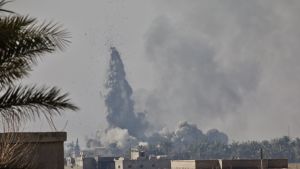 Häftiga strider utkämpades i fjol i Deir ez-Zor mellan terrorgruppen IS och den USA stödda kurdisk-arabiska styrkan SDF Häftiga strider utkämpades i fjol mellan terrorgruppen IS och den USA stödda kurdisk-arabiska styrkan SDF