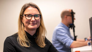 Ord ger omedelbara reaktioner både känslomässigt och fysiologiskt, säger psykologiforskare Johanna Kaakinen. I Åbo universitets källare finns utrustning för att mäta reaktioner hos testpersoner. Psykologiforskaren Johanna Kaakinen tittar rakt mot kameran. I bakgrunden syns hennes kollega som lutar hakan mot en ställning. Han gör ett psykologiskt test som bland annat mäter hans pupiller.