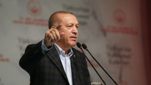 Erdoğan har sagt att ekonomin inte kan stanna av på grund av krisen. Turkiets president Recep Tayyip Erdogan håller tal.