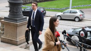 Statsminister Sanna Marin (SDP) sa inför förhandlingarna att diskussionerna är livliga. I bakgrunden anländer Mika Salminen från THL till Ständerhuset i Helsingfors. Statsminister Sanna Marin står framför journalisternas mikrofoner på Ständerhusets trappa och i bakgrunden syns Mika Salminen från THL.