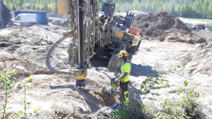 Det behöver sprängas mycket på Ingåport för att kunna bygga gator och tomter för företagare som vill ha sin verksamhet på området. En man förbereder för att spränga ett berg på Ingåport.