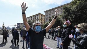 Arbetslösa protesterar mot uteblivna bidrag i Neapel. Arbetslösa protesterar i Neapel.