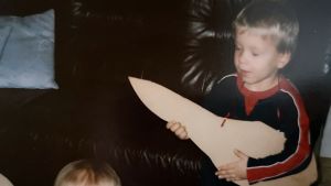 Philip har alltid älskat musik. Innan han fick sin första riktiga gitarr som 12-åring, låtsasspelade han på allt som ens litegrann liknade en gitarr. Philip Järvenpää som barn spelar luftgitarr med pappskiva.
