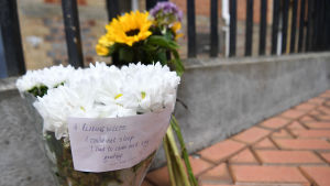 På söndag morgon började det dyka upp blombuketter i närheten av den plats där minst tre människor miste livet i knivattacken. På söndag morgon började det dyka upp blombuketter i närheten av den plats där minst tre människor miste livet i knivattacken.