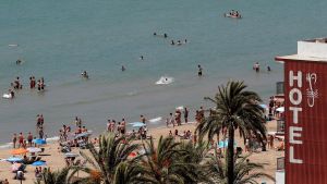 Den spanska turismsektorn har gått miste om nästan 20 miljarder euro sedan början av året Människor på en badstrand