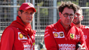 John Elkann och Mattia Binotto. John Elkann och Mattia Binotto står bredvid varandra.