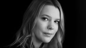 Julia Grannas älskar att skapa musik tillsammans med andra. Julia Grannas i ett svartvitt porträtt.