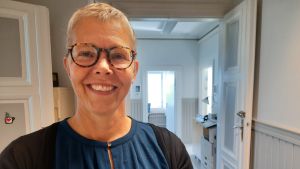 Vi måste diskutera med alla parter för att hitta en fungerande lösning och lugna läget kring torget, anser Katarina Östman. En kvinna med glasögon ler där hon står i en korridor