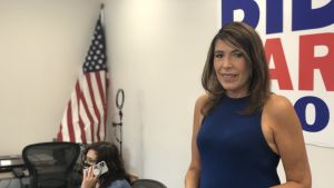 Kathy Bozinski leder kampanjarbetet för Demokraterna i Wilkes-Barre. I bakgrunden ringer Jenis Walsh kampanjsamtal. Kampanjfunktionären Kathy Bozinski jobbar för Joe Biden.