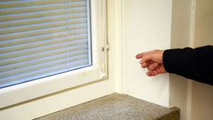 Fönster i klassrum på den södra sidan har åtgärdats. Finger pekar på ett fönster.