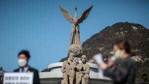 Fenixstatyn och familjestatyn utanför presidentpalatset i Seoul symboliserar den koreanska regeringens löfte om att skydda sina invånare och deras lycka. En staty av Fågel Fenix med en staty av en familj med mamma, pappa och ett barn framför.