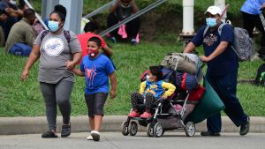 En invandrarfamilj från Honduras på väg mot USA. Biden vill ta avstånd till Trumperans stränga invandringspolitik. En invandrarfamilj från Honduras på väg mot USA.