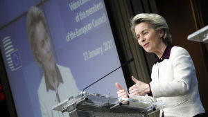 Ursula von der Leyen avråder från onödigt resande. Ursula von der Leyen står i en talarstol.