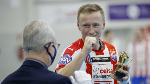 Jac Karlsson gjorde sex mål i finalen. Jac Karlsson tar emot en pokal efter cupfinalen.